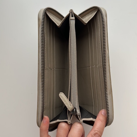 Authentic Burberry check and leather zip around wallet - Picture 6 of 8